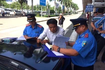 Bị phạt, tài xế Mercedes bỏ đi, thanh tra giao thông đứng chờ hàng giờ