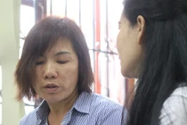Bà Nga trao đổi thông tin với luật sư trước phiên xử.