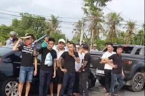 Nhóm giang hồ xăm trổ chặn xe của công an.