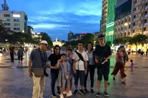 Ông Oki cùng gia đình chụp hình kỷ niệm tại phố đi bộ Nguyễn Huệ.