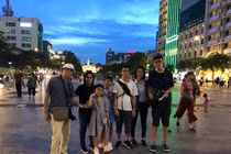 Ông Oki cùng gia đình chụp hình kỷ niệm tại phố đi bộ Nguyễn Huệ.