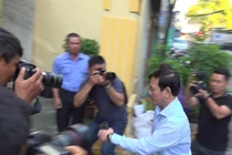 Nhiều phóng viên đuổi theo nhưng bị cáo trốn trong nhà vệ sinh tầng 4.