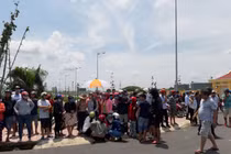 Hiện trường trục vớt xe Mercedes rơi xuống kênh bên trong có 3 thi thể