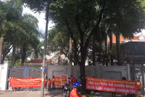 Công ty Angel Lina bị tố lừa đảo: Dân căng băng rôn "phong tỏa" văn phòng