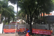 Công ty Angel Lina bị tố lừa đảo: Dân căng băng rôn "phong tỏa" văn phòng