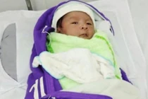 Bé trai bị bỏ rơi tại công viên