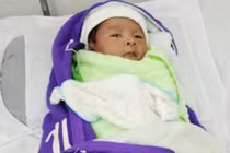 Bé trai bị bỏ rơi tại công viên