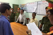 Ông Khôi đang nghe đọc lệnh bắt giam. Ảnh KIEMSAT.VN