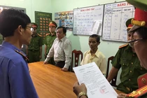 Ông Khôi đang nghe đọc lệnh bắt giam. Ảnh KIEMSAT.VN