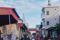 Chợ mới bỏ hoang, dân họp chợ ngoài đường: Chính quyền bất lực?