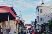 Chợ mới bỏ hoang, dân họp chợ ngoài đường: Chính quyền bất lực?