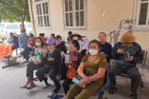 Người bệnh ấm lòng với những cốc cháo nghĩa tình Tâm Phát