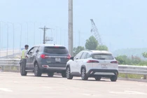 Cao tốc Vân Đồn-Móng Cái: Cảnh báo tình trạng dừng xe để chụp ảnh