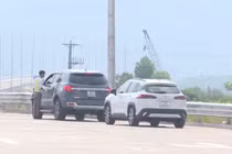 Cao tốc Vân Đồn-Móng Cái: Cảnh báo tình trạng dừng xe để chụp ảnh