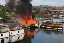 Quảng Ninh: 3 tàu du lịch bị thiêu rụi lúc rạng sáng