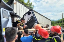 Hiện trường vụ giải cứu tài xế mắc kẹt trong cabin sau tai nạn