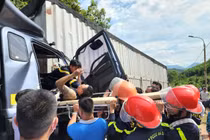 Hiện trường vụ giải cứu tài xế mắc kẹt trong cabin sau tai nạn