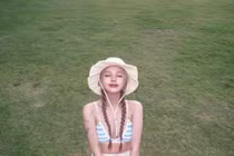 Xoài Non khoe dáng, lộ hình xăm bên biển