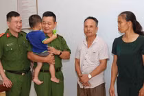 Vụ mẹ mang con ra biên giới bán: Trao cháu bé về với bố