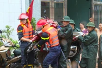 Những hình ảnh Công an Quảng Ninh giúp dân khắc phục hậu quả bão lụt