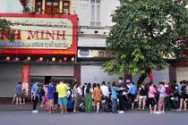 Hải Phòng: Người dân xếp hàng dài dằng dặc từ 4 giờ sáng mua bánh Trung thu