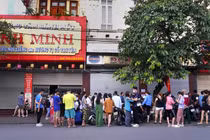 Hải Phòng: Người dân xếp hàng dài dằng dặc từ 4 giờ sáng mua bánh Trung thu