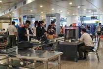 Khách mang đường phèn ra sân bay, bị giữ lại vì nghi là ma tuý