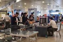 Khách mang đường phèn ra sân bay, bị giữ lại vì nghi là ma tuý