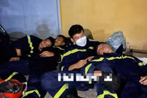 Xúc động hình ảnh cảnh sát PCCC mệt nhoài sau chữa cháy