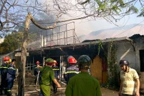 Lửa ngùn ngụt thiêu trụi cả dãy nhà hàng, quán bar Hải Phòng