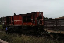 Ô tô đâm sầm vào đường tàu hỏa, 5 toa bị lật