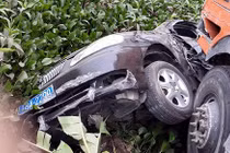 Ô tô biển xanh bị container húc văng xuống ao