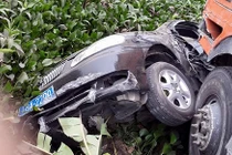 Ô tô biển xanh bị container húc văng xuống ao