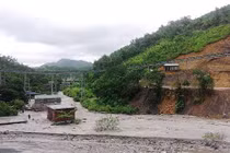 Mưa lũ Quảng Ninh: Cận cảnh đập tràn Mông Dương nguy cơ vỡ