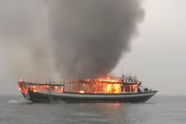 Tàu khách chở 25 người bốc cháy trên Vịnh Hạ Long 
