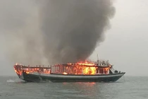 Tàu khách chở 25 người bốc cháy trên Vịnh Hạ Long 