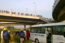 Chồng bất ngờ lao xe vào thành cầu, vợ rơi xuống đất tử vong