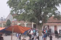 Dân vây giữ chủ tịch xã trong chùa Hội Am, Hải Phòng