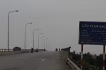 Vợ trẻ nhảy sông tự tử, chồng nhảy theo cứu không thành