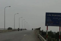 Vợ trẻ nhảy sông tự tử, chồng nhảy theo cứu không thành