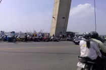 Cứu con dâu nhảy cầu tự tử, bố chồng mất tích dưới sông Cấm