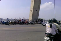 Cứu con dâu nhảy cầu tự tử, bố chồng mất tích dưới sông Cấm