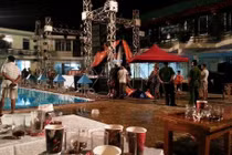 Bị điện giật chết khi lên sân khấu chụp ảnh cùng DJ