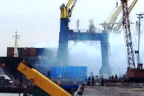 Hải Phòng: Container chứa phốt pho bốc cháy ở cảng Nam Hải