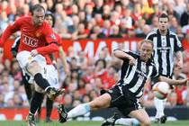 Mua bản quyền phát sóng Premier League: Tốn kém và dễ mắc bẫy