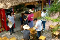 Làm gì khi du khách nước ngoài mặc váy ngắn đi chùa VN?