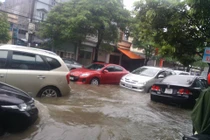 Cảnh ô tô bơi trong nước lũ ở Hải Phòng, Hải Dương