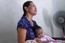 Bé gái đẹp như thiên thần bị mẹ bỏ rơi ở Hải Phòng