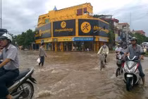 Cảnh người dân Hải Dương đi phố như lội sông sau bão