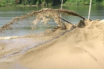 Bắt 12 tàu khai thác cát trái phép trên vịnh Hạ Long